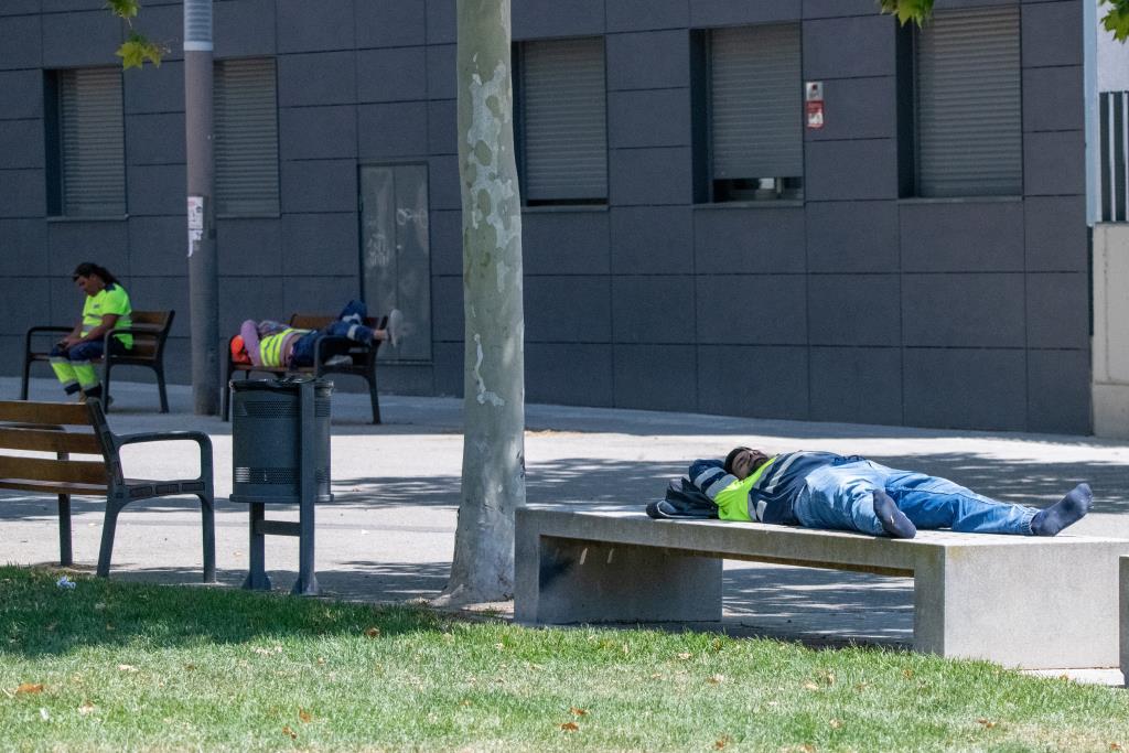 Treballadors d'una obra descansant al migdia. Eix