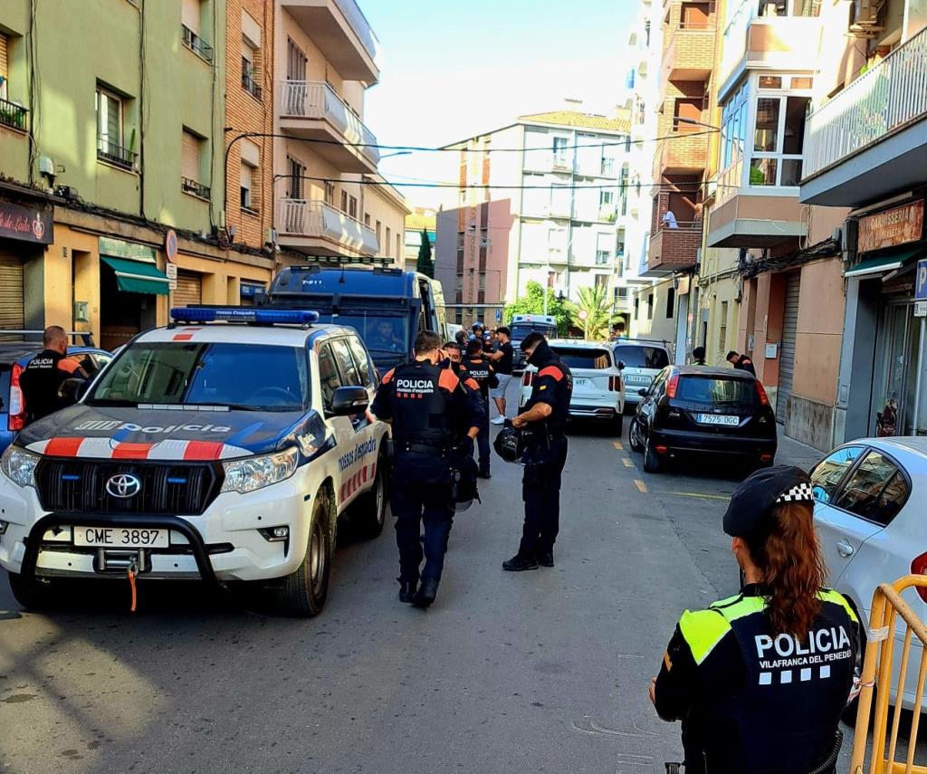 Operatiu policial a Vilafranca contra un punt de venda de drogues en un establiment alimentari. Ajuntament de Vilafranca