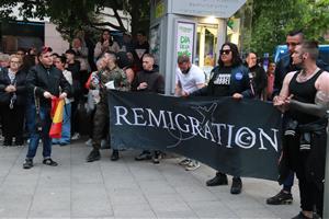 Pancarta 'Remigration' a la manifestació al barri Cerdanyola de Mataró contra els aldarulls i les ocupacions. ACN / Gemma Sánchez