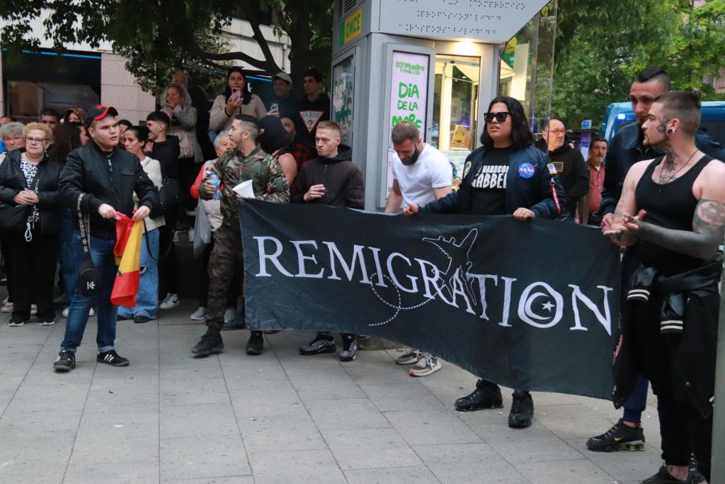 Pancarta 'Remigration' a la manifestació al barri Cerdanyola de Mataró contra els aldarulls i les ocupacions. ACN / Gemma Sánchez