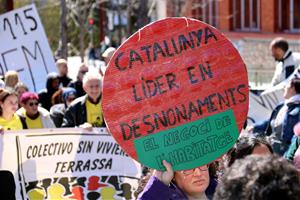 Pancartes pel dret a l'habitatge. ACN / Nia Escolà