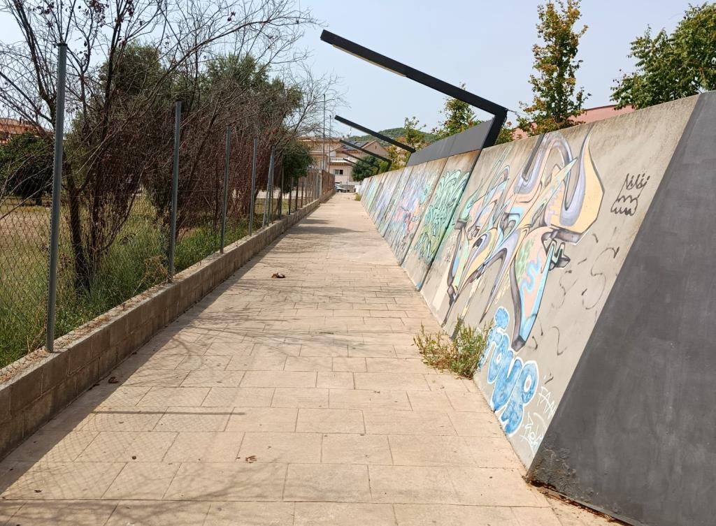 Passadís entre els terrenys on hi havia l’escola Marta Mata i la llar d’infants Mestral. Eix