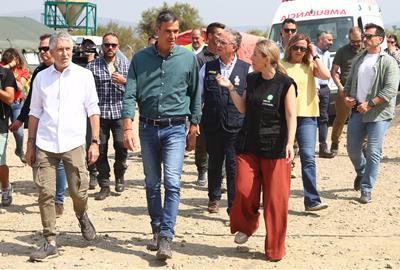 Pedro Sánchez i Fernando Grande-Marlaska amb la presidenta de la Junta d'Extremadura, María Guardiola. ACN