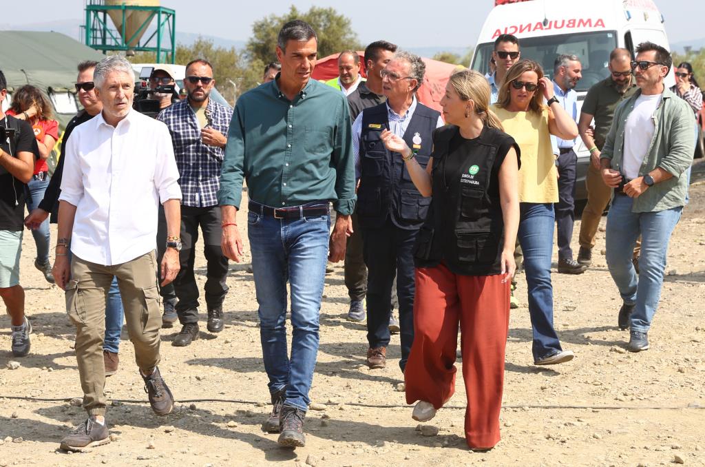 Pedro Sánchez i Fernando Grande-Marlaska amb la presidenta de la Junta d'Extremadura, María Guardiola. ACN