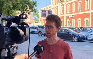 Pere Sàbat davant l'estació de trens de Vilafranca. Eix