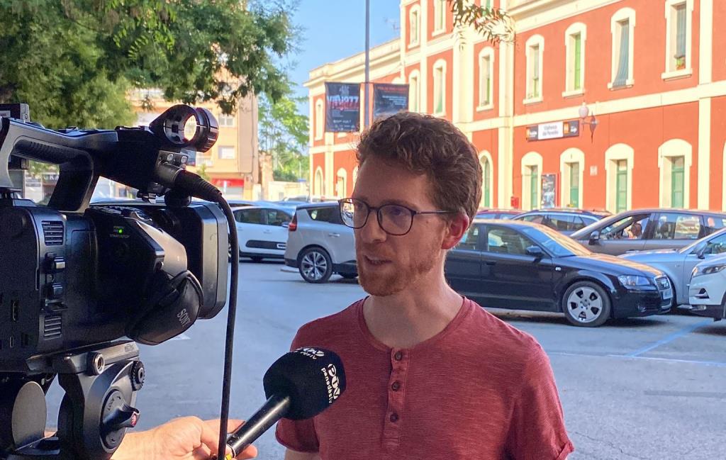 Pere Sàbat davant l'estació de trens de Vilafranca. Eix
