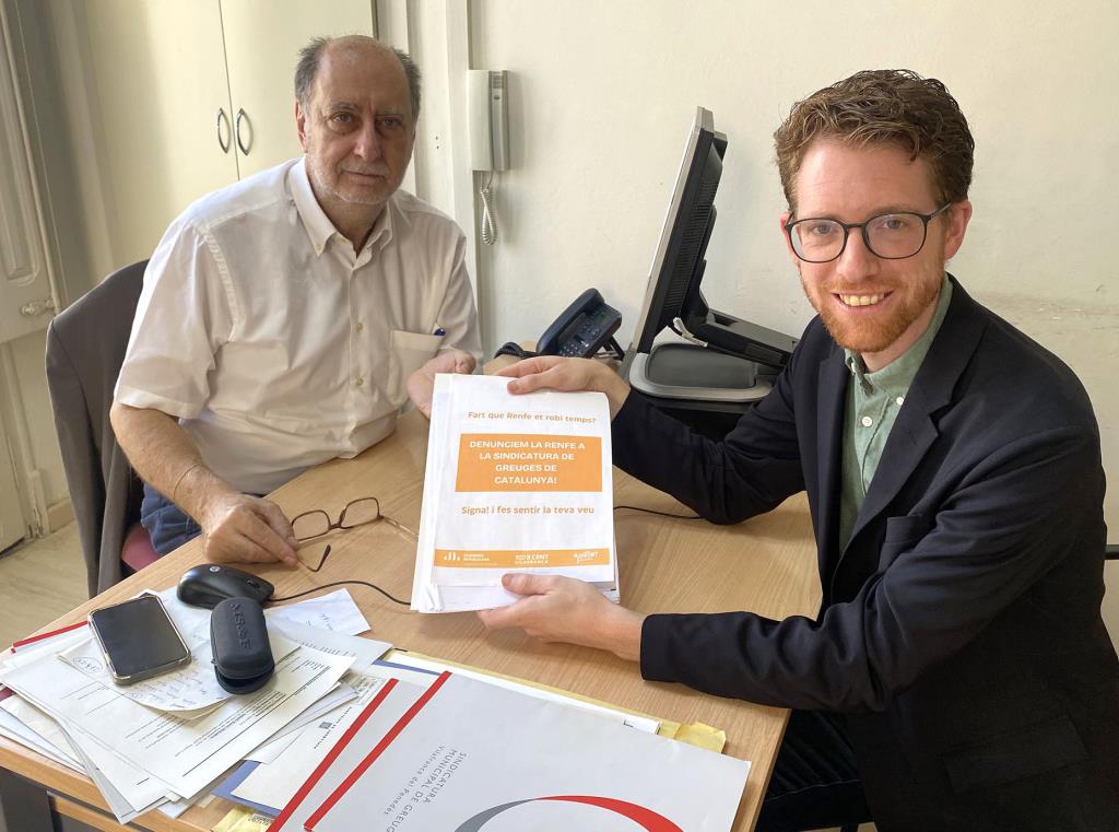 Pere Sàbat presentant al Síndic de Greuges de Vilafranca les signatures. Eix