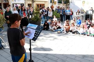 Personatges que prenen vida, relats en veu alta i fires de contes: les escoles s’impregnen de la màgia de Sant Jordi