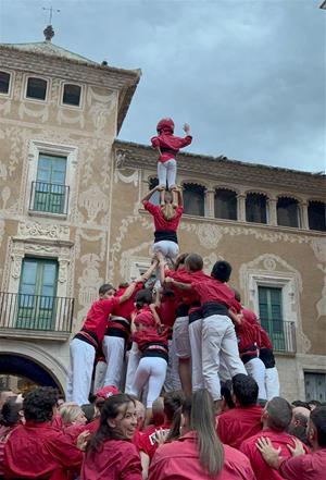 pilar de 4 amb folre dels Nens del Vendrell