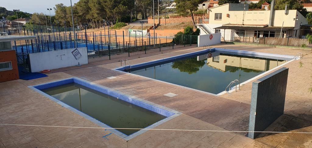 Piscina i zona esportiva de Daltmar.. Eix