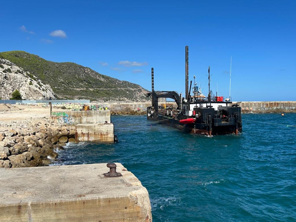 Ports de la Generalitat inicia el dragatge per millorar l’accés al port de Vallcarca. Generalitat de Catalunya