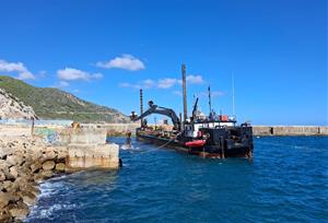 Ports de la Generalitat inicia el dragatge per millorar l’accés al port de Vallcarca