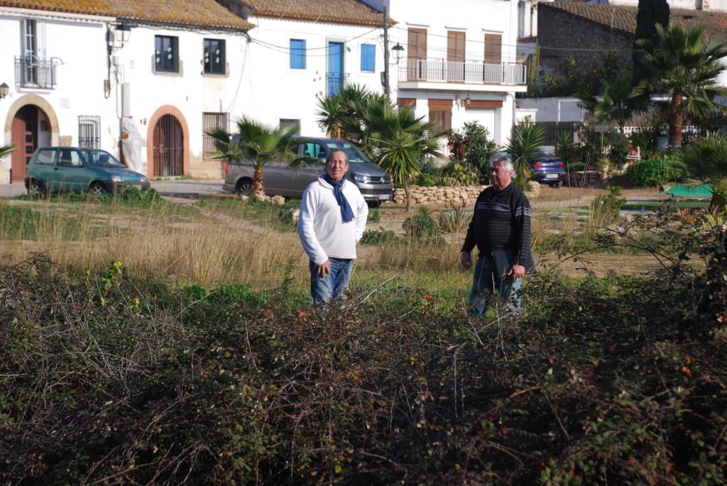Preocupació entre els veïns de Vilanoveta per la brutícia i la vegetació acumulada a la riera. Míriam de Lamo