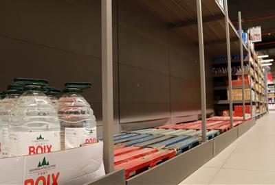 Prestatges de botigues sense garrafes d’aigua, llegums bàsics i piles: l’endemà de l’apagada. ACN