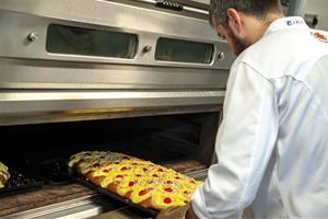 Procés d'elaboració de la coca de Sant Joan . EPGB