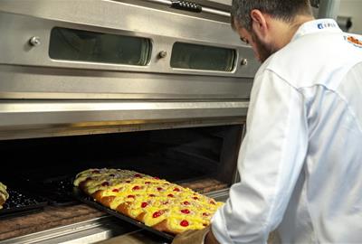Procés d'elaboració de la coca de Sant Joan . EPGB