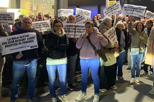 Prop de 200 persones protesten al ple de Vilafranca per denunciar la 