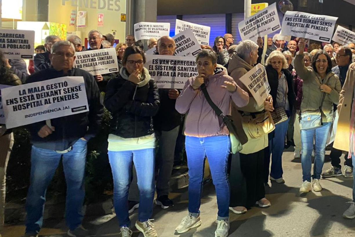 Prop de 200 persones protesten al ple de Vilafranca per denunciar la 