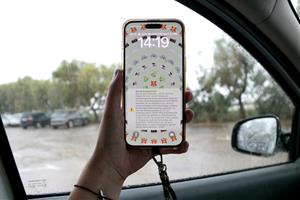 Protecció Civil envia un missatge d'alerta als mòbils per l'empitjorament de les previsions de pluja. ACN