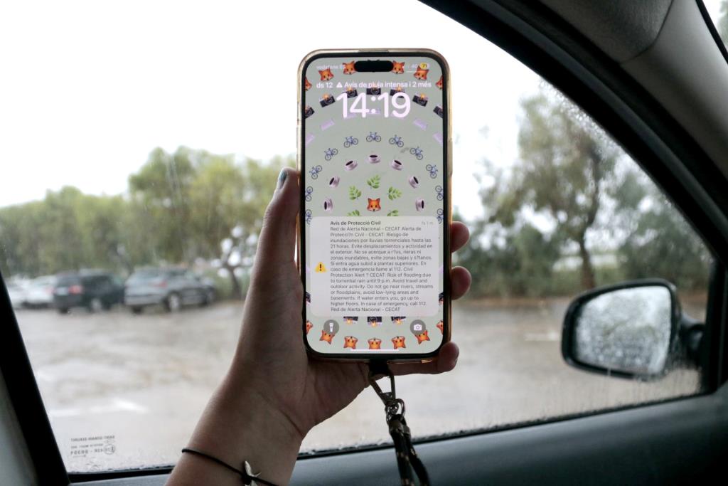 Protecció Civil envia un missatge d'alerta als mòbils per l'empitjorament de les previsions de pluja. ACN