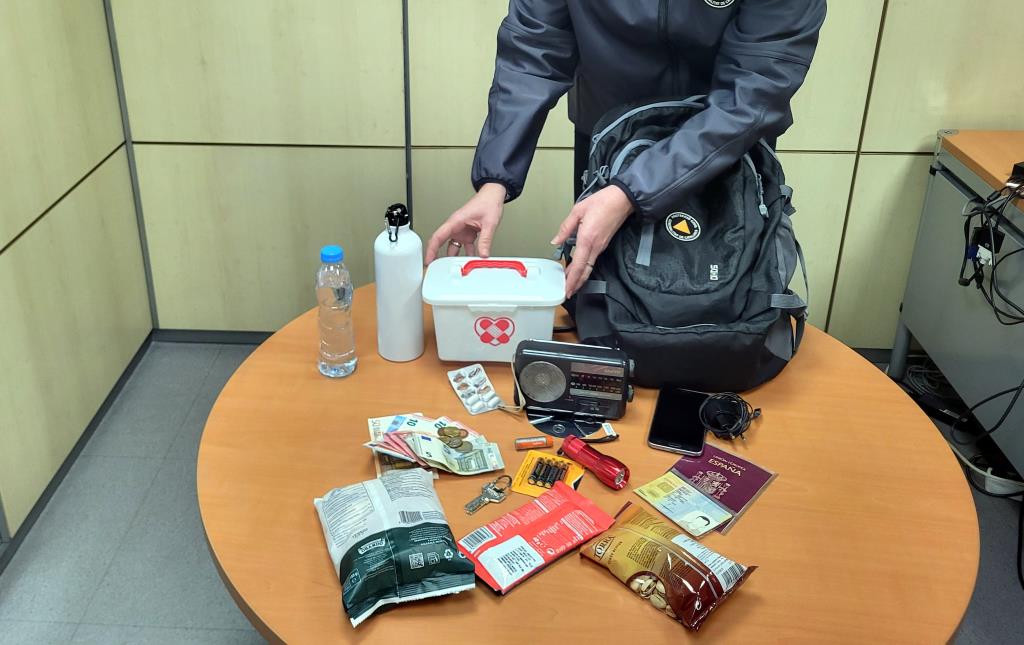 Ràdio de piles, medicaments o menjar en llauna, elements bàsics de l’equip d’emergències que recomana Protecció Civil. ACN