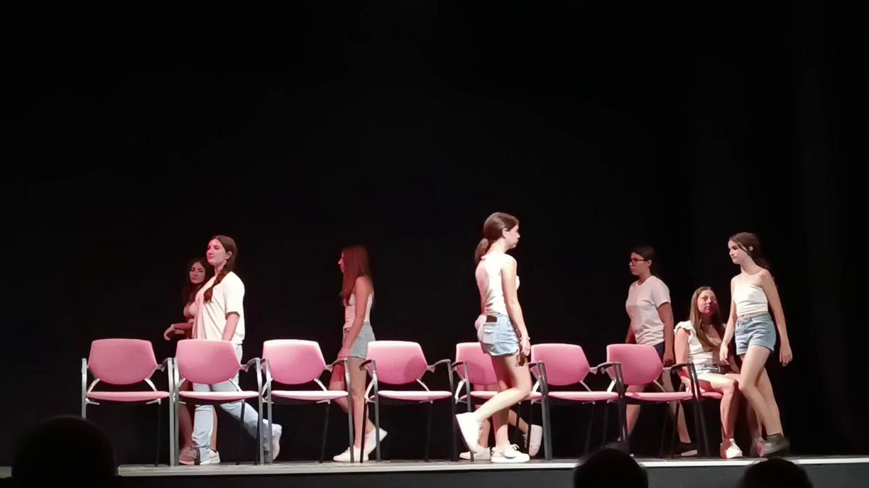 RECONNECTEM-NOS torna a Vilafranca per reflexionar sobre l’impacte de les pantalles amb art i creació comunitària. EIX