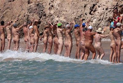 Rècord de la cadena humana impulsada per l’Associació Naturista de la Platja de l’Aiguadolç (ANPA) a Vilanova i la Geltrú, 2022. Eix