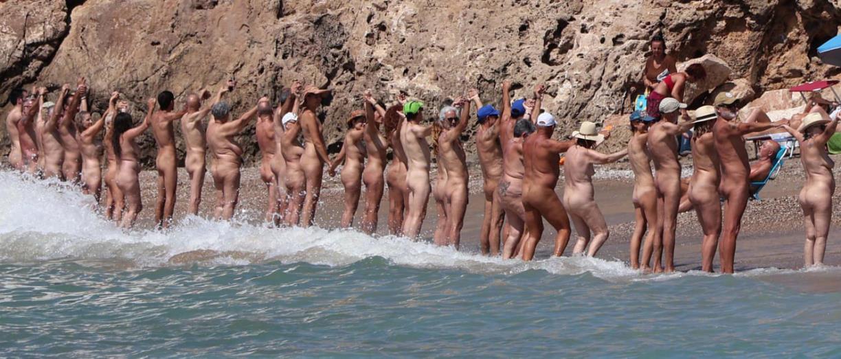 Rècord de la cadena humana impulsada per l’Associació Naturista de la Platja de l’Aiguadolç (ANPA) a Vilanova i la Geltrú, 2022. Eix