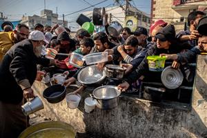 Refugiats palestins esperen poder menjar a Rafah, al sud de Gaza. ACN