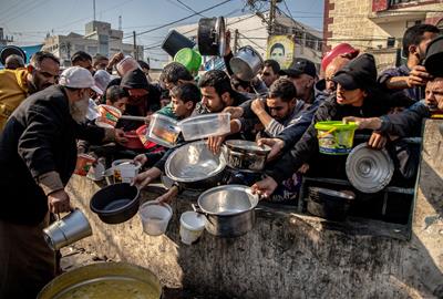 Refugiats palestins esperen poder menjar a Rafah, al sud de Gaza. ACN