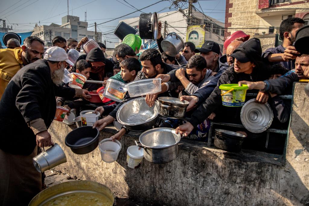 Refugiats palestins esperen poder menjar a Rafah, al sud de Gaza. ACN