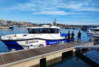 Rescaten l'ocupant d'un patí bolcat i amb la vela trencada a Vilanova i la Geltrú. ACN