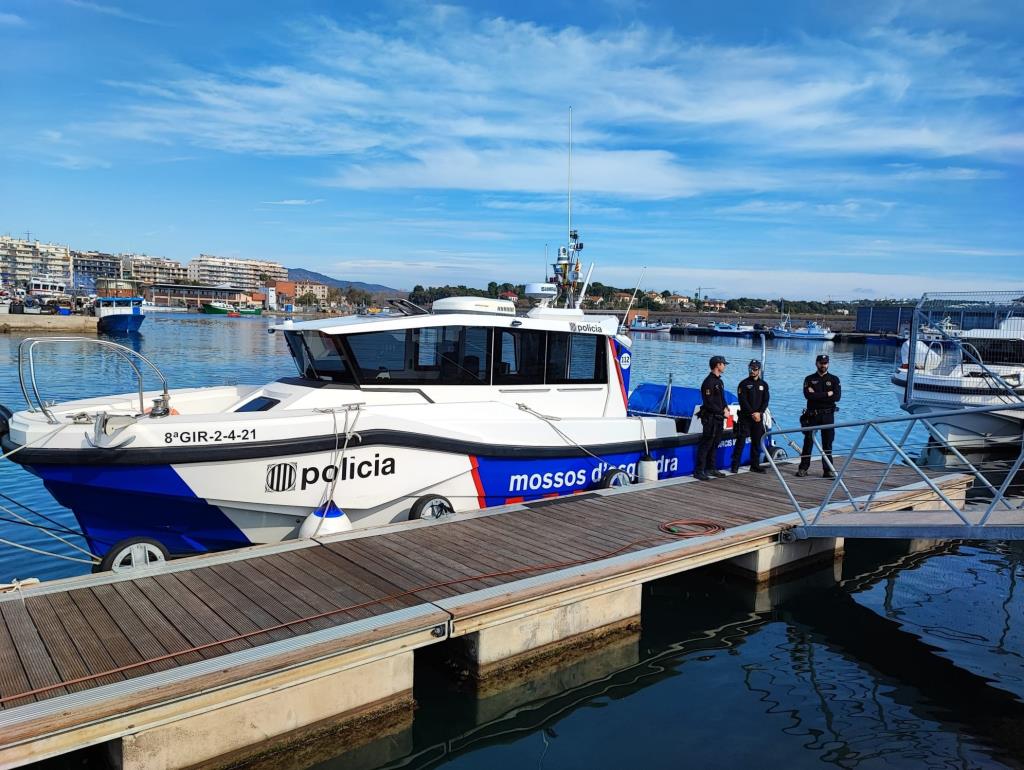 Rescaten l'ocupant d'un patí bolcat i amb la vela trencada a Vilanova i la Geltrú. ACN