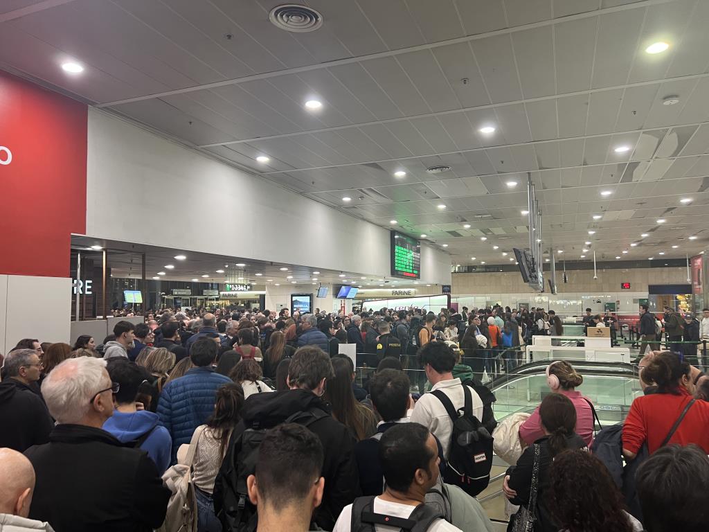 Retards a l'AVE Barcelona – Madrid per manca de subministrament elèctric entre Sant Vicenç i el Prat. ACN