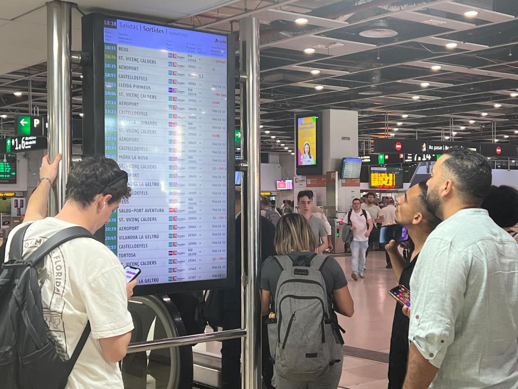 Retards de fins a 40 minuts als trens Regionals Sud per una avaria entre Garraf i Sitges. ACN