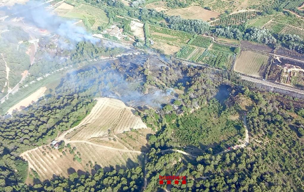 Retards que poden superar els 30 minuts a l'R4 per una incidència derivada de l'incendi de dissabte a Martorell. Bombers