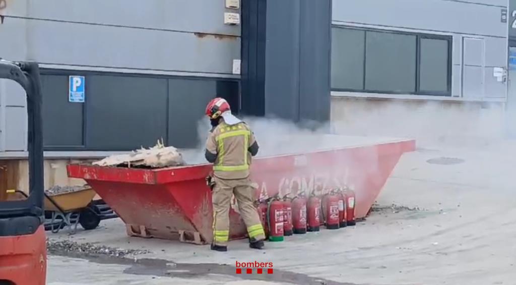 Risc de col·lapse a la nau cremada de Vilanova i la Geltrú mentre continuen les tasques de retirada de productes químics. Bombers