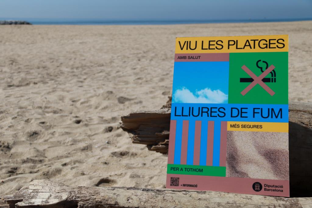 Salut Pública aposta perquè la futura llei antitabac prohibeixi fumar a totes les platges. ACN
