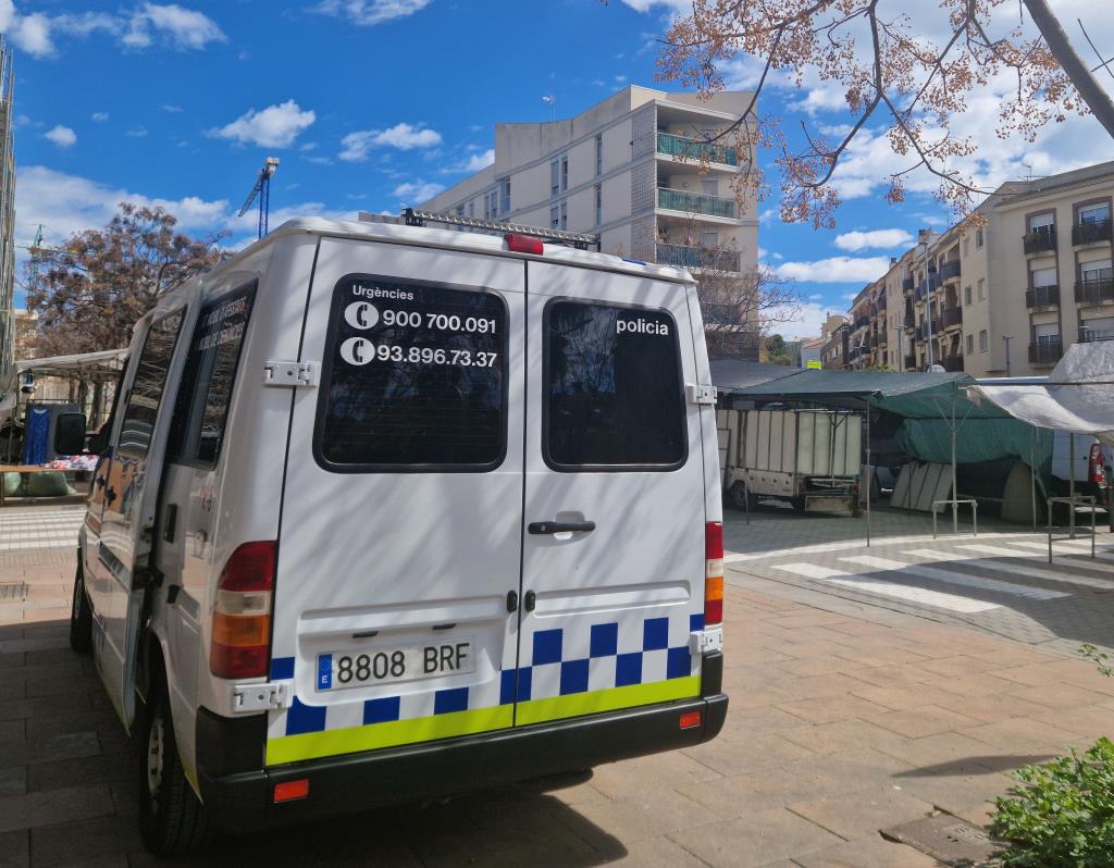 Sant Pere de Ribes estrena una oficina mòbil de la Policia Local per atendre la ciutadania als mercats setmanals. Ajt Sant Pere de Ribes