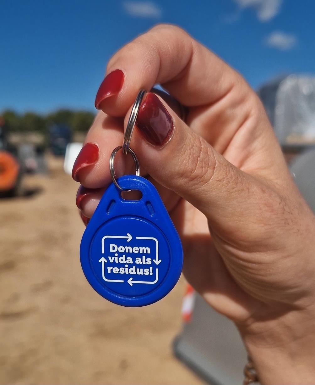 Sant Pere de Ribes inicia el repartiment de clauers i materials per al nou model de recollida de residus. Ajt Sant Pere de Ribes