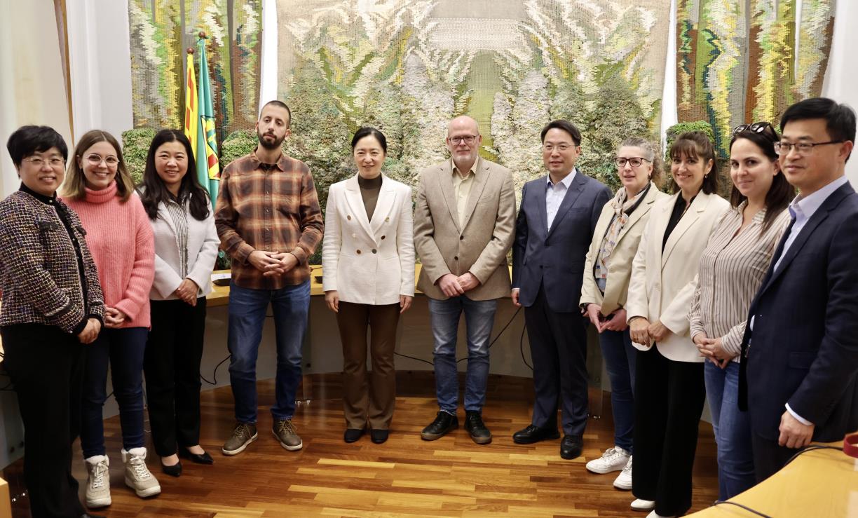 Sant Sadurní rep una delegació xinesa de Suqian interessada en la cultura del vi. Ajt Sant Sadurní d'Anoia