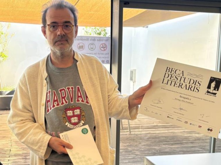 Santiago Palos guanya la 3a Beca d’estudis literaris Antoni Munné-Jordà amb un treball sobre l’obra de Sebastià Estradé. Ajuntament de Vilanova