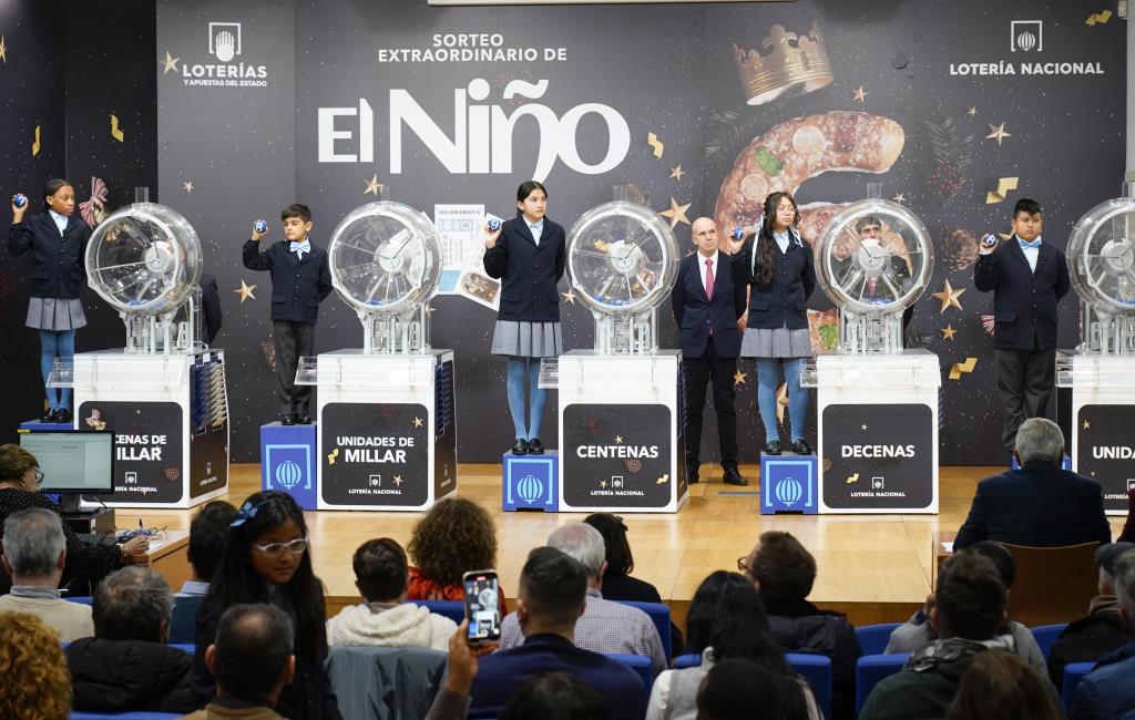SaSant Sadurní d'Anoia esgarrapa part del tercer premi de la rifa de Reisnt Sadurní d'Anoia esgarrapa part del tercer premi de la rifa de Reis. ACN