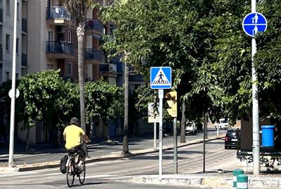 Senyals de 'baixa de la bici' a la Ronda Ibèrica. Eix