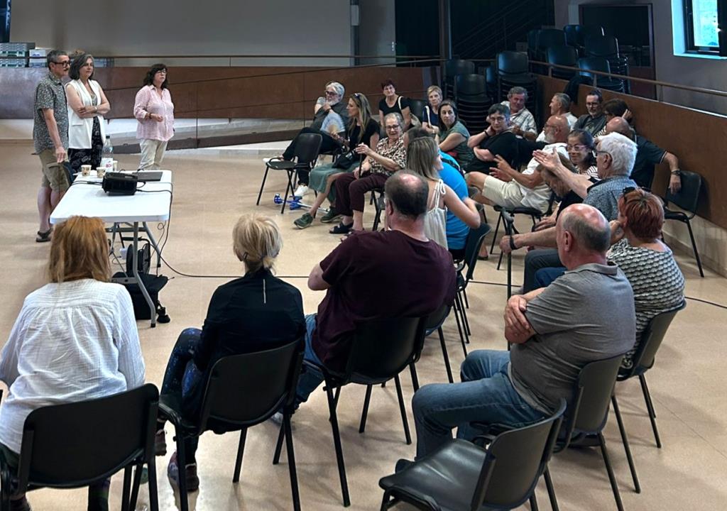Sessió informativa i de debat amb els 3 regidors que té la formació. Eix