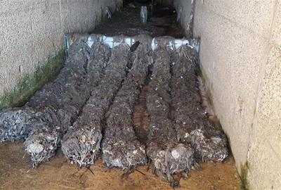 Sistema de retenció de residus instal·lat en un dels sobreeixidors de la xarxa de clavegueram, abans i després d'un episodi de pluges intenses