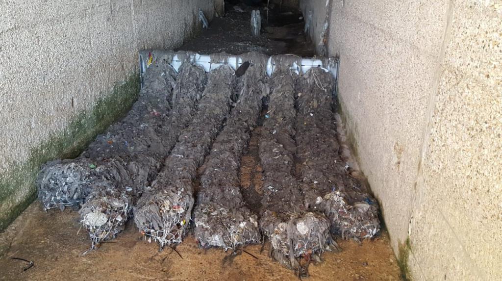 Sistema de retenció de residus instal·lat en un dels sobreeixidors de la xarxa de clavegueram, abans i després d'un episodi de pluges intenses