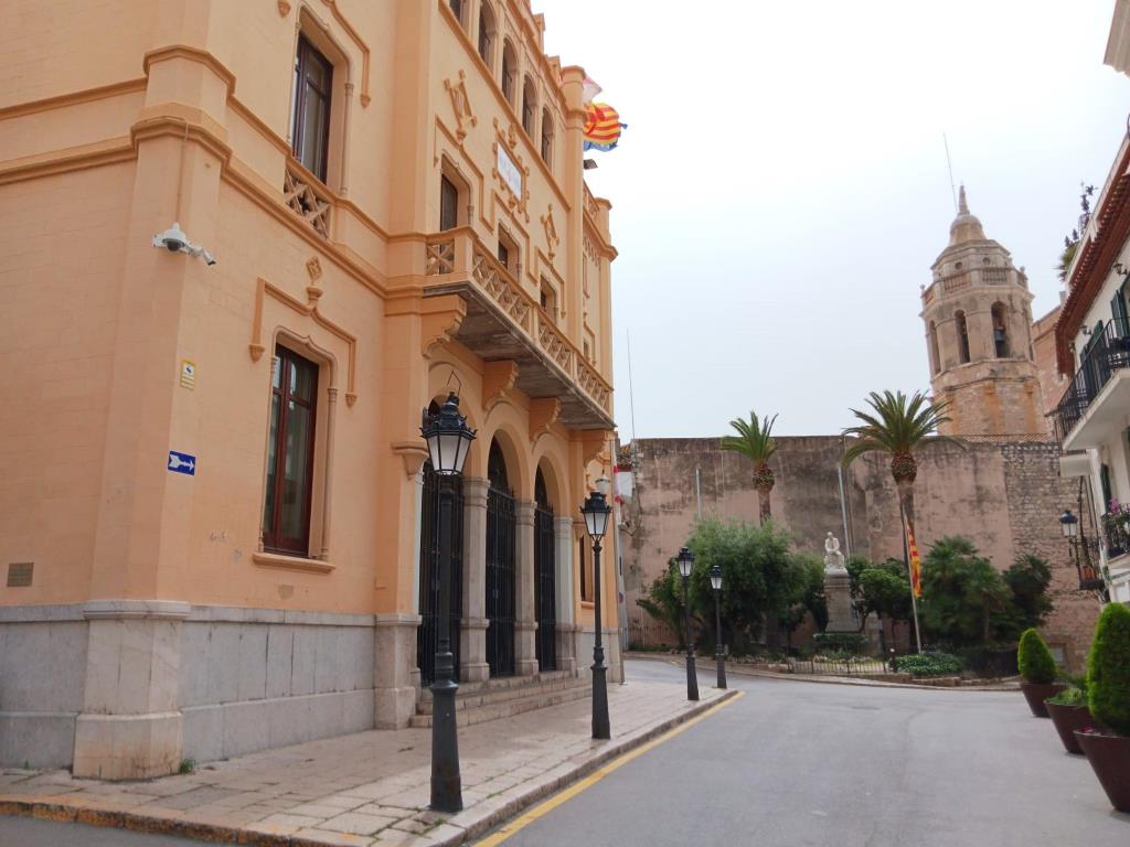 Sitges agilitzarà les llicències urbanístiques amb un nou conveni amb col·legis tècnics professionals. Ajuntament de Sitges