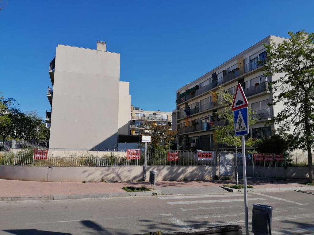 Sitges fa un pas endavant per ampliar el parc públic d’habitatge amb la compra de tres pisos de La Caixa a La Plana. Ajuntament de Sitges