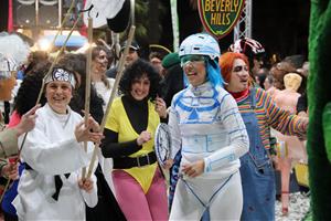 Sitges llueix l’última gran nit de Carnaval amb la rua de l’Extermini